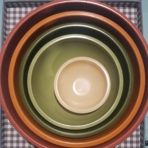 Nested mixing bowl set